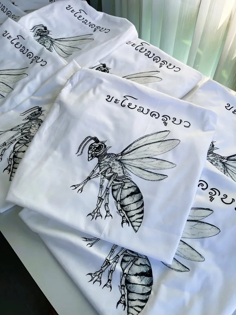 ผลงานสกรีนเสื้อ DTF ลายเส้นแมลง (เสื้อแบรนด์)